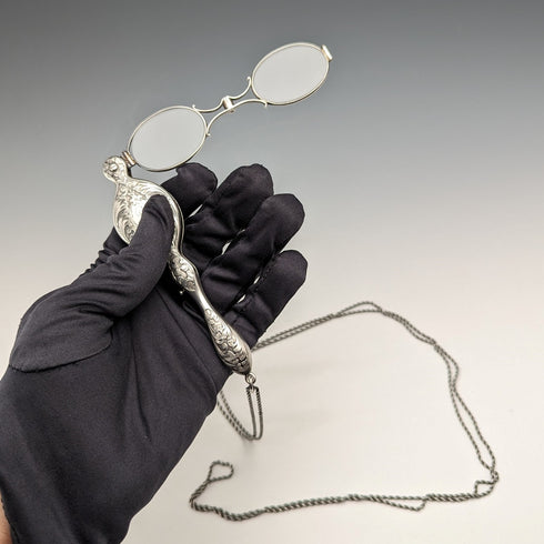 米国アンティーク 純銀製 細密装飾 携帯用折りたたみ式眼鏡 ロニエット チェーン付き